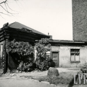 niskie, parterowe budynki, częściowo murowane, częściowo drewniane (z lewej)