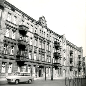 kilkukondygnacyjne kamienice  z balkonami