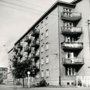 czteropiętrowy budynek mieszkalny z balkonami, w wyciętym narożniku balkony