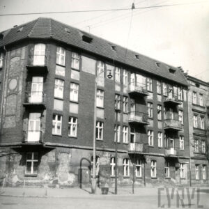 czterokondygnacyjna kamienica narożna z balkonami