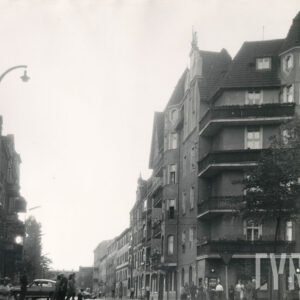 widok na ulicę, po jej obu stronach kilkukondygnacyjne kamienice