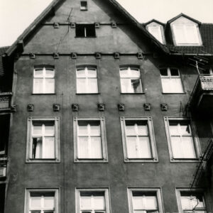 fragment górnej części elewacji z trójkątnym szczytem