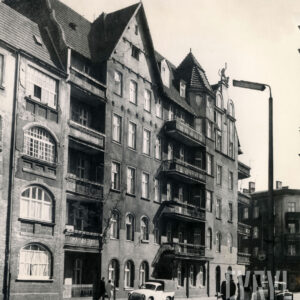 kilkukondygnacyjne kamienice z balkonami