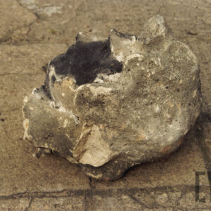 zniszczona kamienna głowa leżąca na posadzce