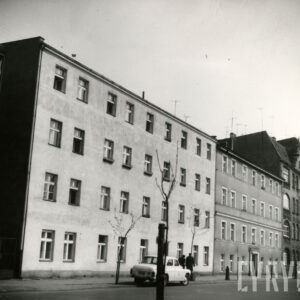 dwa, czterokondygnacyjne, proste, bez balkonów budynki mieszkalne