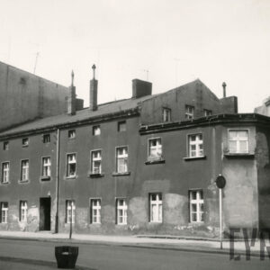 dwukondygnacyjny budynek z poddaszem, z lewej dwukondygnacyjna, niższa dobudówka o nieregularnym kształcie