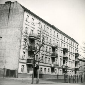 pięciokondygnacyjna kamienica z balkonami