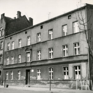 trzykondygnacyjny, prosty w formie budynek, z lewej fragment wyższej