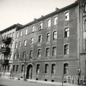 czterokondygnacyjna, prosta w formie kamienica, bez balkonów