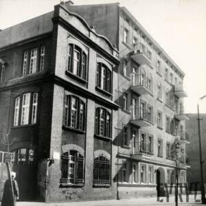 kilkukondygnacyjne kamienice, z lewej węższa i niższa, z prawej kamienica z balkonami