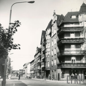 widok na ulicę, przy niej kilkukondygnacyjne kamienice