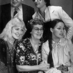 rodzice z trójką dorosłych dzieci, córkami i synem, pozują do wspólnej fotografii