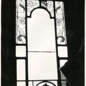 okno z ozdobnymi szybkami, ornament kwiatowy