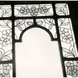 okno z ozdobnymi szybkami, ornament kwiatowy