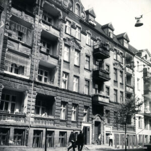 trzypiętrowa kamienica z przyziemiem i mieszkalnym poddaszem