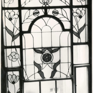 okno z ozdobnymi szybkami, ornament kwiatowy