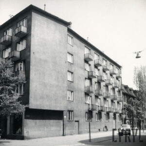 czteropiętrowy blok mieszkalny z balkonami