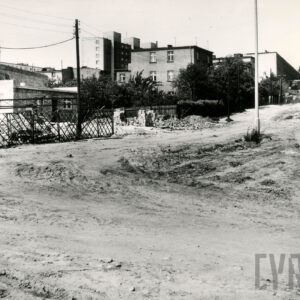 gruntowa, rozkopana droga, w głębi budynki