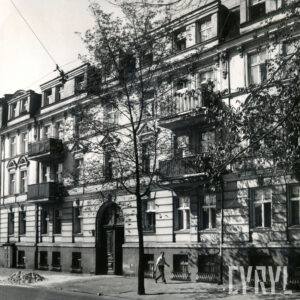 trzypiętrowa kamienica z przyziemiem, przed nią drzewa