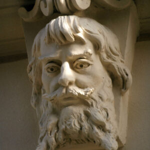 rzeźba przedstawiająca męską głowę z brodą i wąsami