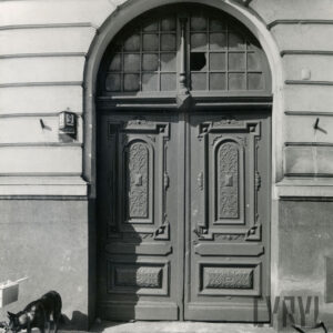 drewniane rzeźbione drzwi