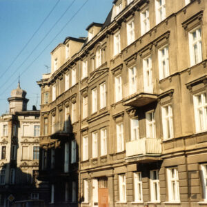 kilkukondygnacyjne, narożne kamienice, narożnik kamienicy położonej w głębi nakryty hełmem