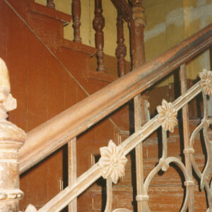 fragment schodów z ozdobną balustradą