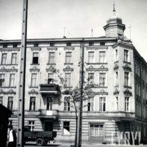 narożna, trzypiętrowa kamienica, wykusz na narożniku, narożnik przykryty hełmem