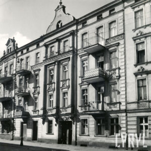 trzypiętrowa kamienica z bogatą rzeźbioną elewacją