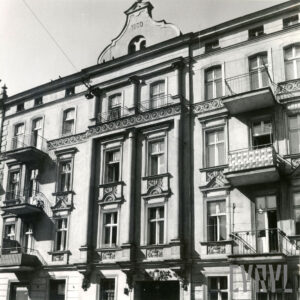 trzypiętrowa kamienica z bogatą dekoracją elewacji