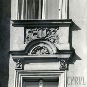 fragment elewacji z oknami, między partiami kondygnacji dekoracja rzeźbiarska