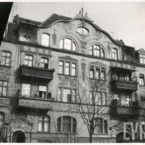 kilkukondygnacyjna kamienica z bogato zdobioną fasadą