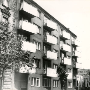 czteropiętrowy budynek mieszkalny z balkonami 