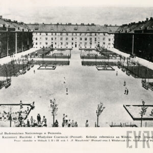 duże podwórze otoczone z trzech stron pięciokondygnacyjnym budynkiem mieszkalnym ze spadzistym dachem i kominami oraz oknami typu wole oko na strychu, na podwórzu małe trawniki i drzewa, na pierwszym planie grupka dzieci