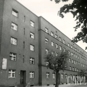 czteropiętrowy, prosty, długi blok mieszkalny