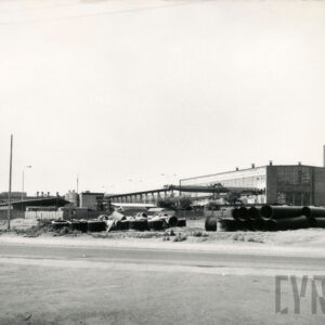 złożone materiały budowlane, w głębi hale fabryczne