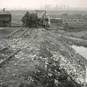 skarpa, na niej wagoniki służące do wywozu ziemi, przy nich ludzi, z lewej koń zaprzężony do wozu