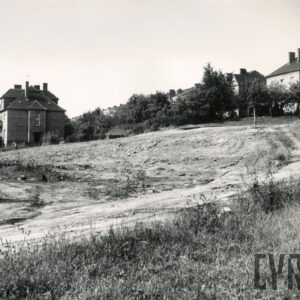 nieużytki, w głębi domy mieszkalne z ogrodami