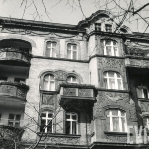 fragment elewacji kamienicy z bogatym detalem architektonicznym i balkonami