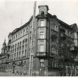 trzypiętrowa narożna kamienica z wykuszem na narożniku i bogato zdobioną elewacją