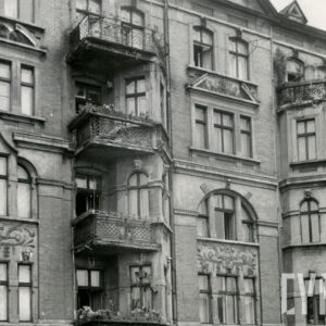 fragment elewacji czteropiętrowej kamienicy z bogato zdobioną elewacją i balkonami