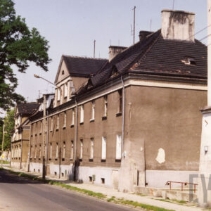 jednopiętrowy budynek mieszkalny, z piwnicą, spadzistym dachem, strychem i trójkątnym szczytem