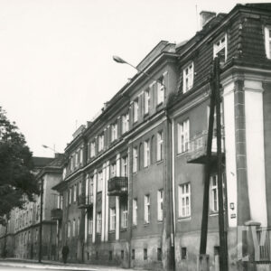 dwupiętrowy budynek mieszkalny z piwnicą, mansardowym dachem i balkonami