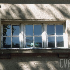 prostokątne, niewielkie okno