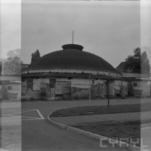 zniszczony budynek z rozległą kopułą