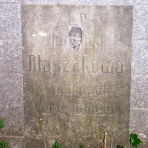 Tablica epitafijna prostokątna z wyrytymi napisami. W górnej części odprysk kamienia. 