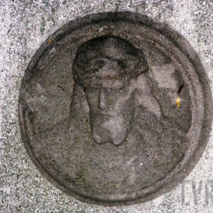 Kolisty medalion z płaskorzeźbą głowy Chrystusa w koronie cierniowej.  