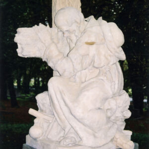 Odnowiona rzeźba mężczyzny obejmującego krzyż. Ubrany w długą szatę, na plecach ma kapelusz.