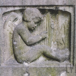 Płaskorzeźba nagiego chłopca grającego na harfie w niszy płyty nagrobnej.