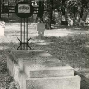 krzyż wykonany z żelaznych prętów o kwadratowym przekroju, w miejscu skrzyżowania ramion przymocowana jest owalna blaszana tarcza z prostokątną tabliczką emaliową z napisem w języku polskim